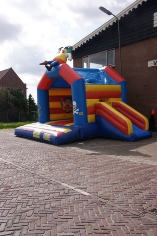 Springkussen Zeerover met glijbaan